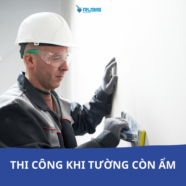 Thợ xây thi công bột trét trên tường còn ẩm làm tăng nguy cơ bong tróc và giảm độ bền lớp sơn