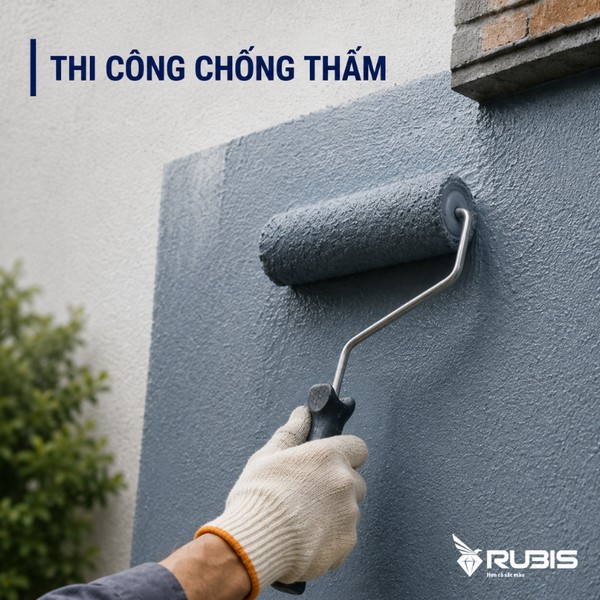 Thợ thi công lăn lớp vật liệu chống thấm tường lên bề mặt tường sau khi xử lý nền, giúp ngăn nước xâm nhập, tăng khả năng chống ẩm và bảo vệ kết cấu công trình.