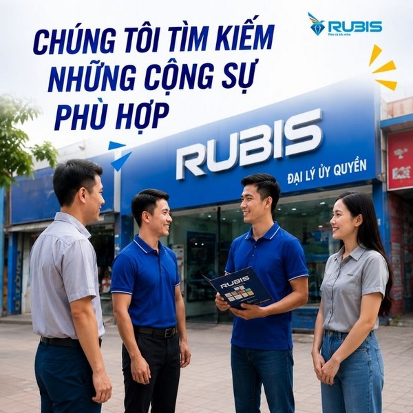 Bốn người đang đứng trò chuyện trước cửa hàng Rubis, trong đó một nhân viên mặc áo xanh cầm bảng màu và tài liệu giới thiệu sản phẩm.
