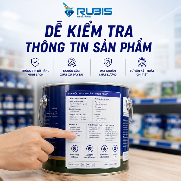Cửa hàng sơn Rubis với khách hàng kiểm tra thông tin sản phẩm trên thùng sơn trước khi mua.